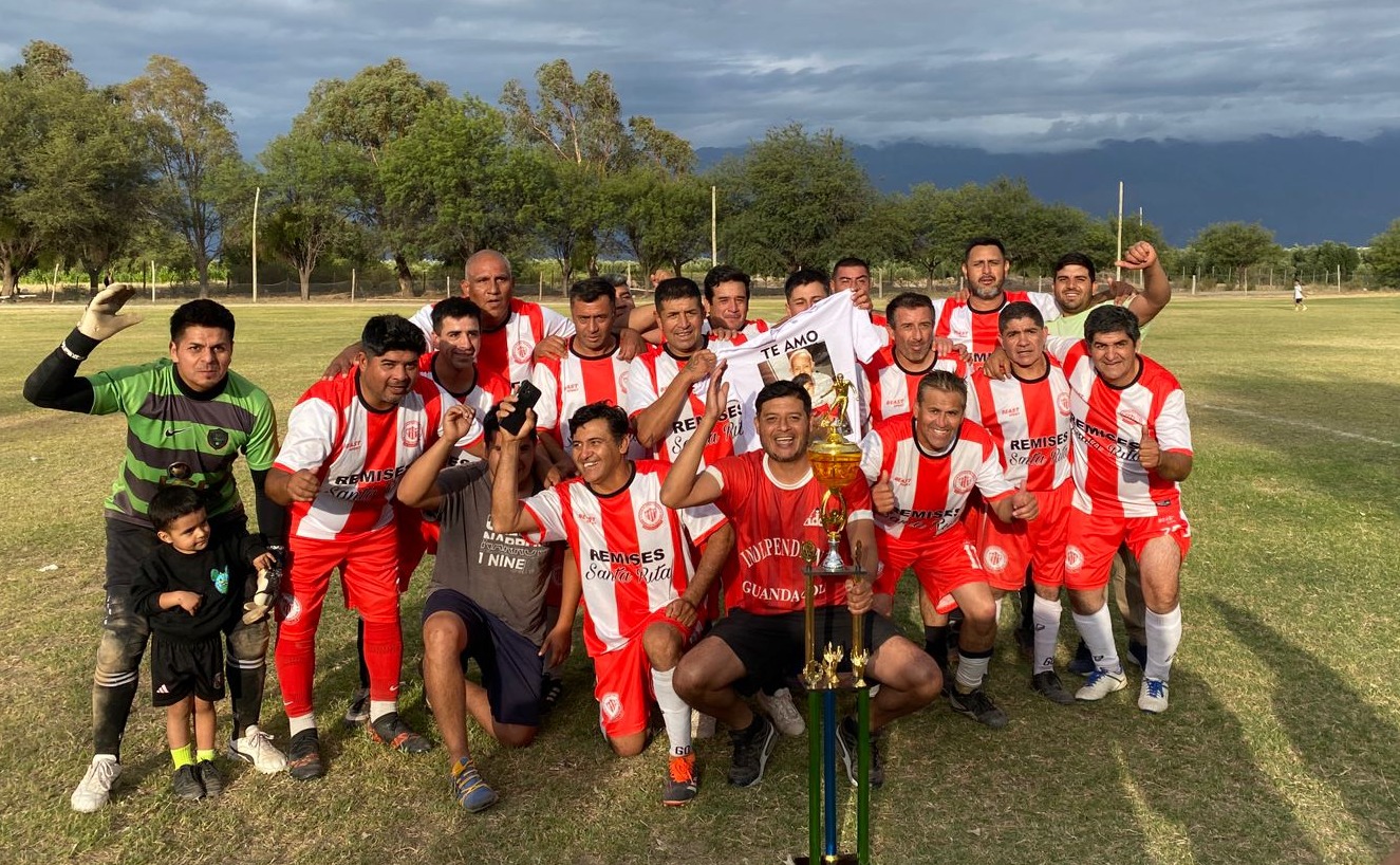 FÚTBOL MAXIVETERANOS: TALLERES DE REMEDIOS DE ESCALADA SE CORONÓ DEL CLAUSURA 2024