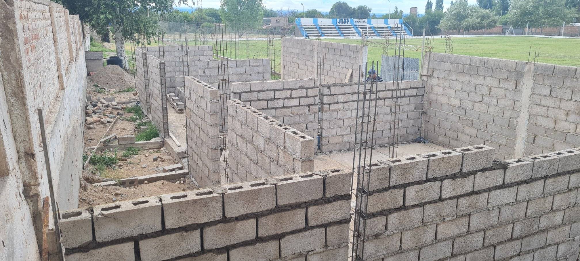 CANCHA DE FÚTBOL: AVANCE DE OBRAS EN EL CLUB JOAQUÍN V.GONZÁLEZ DE NONOGASTA