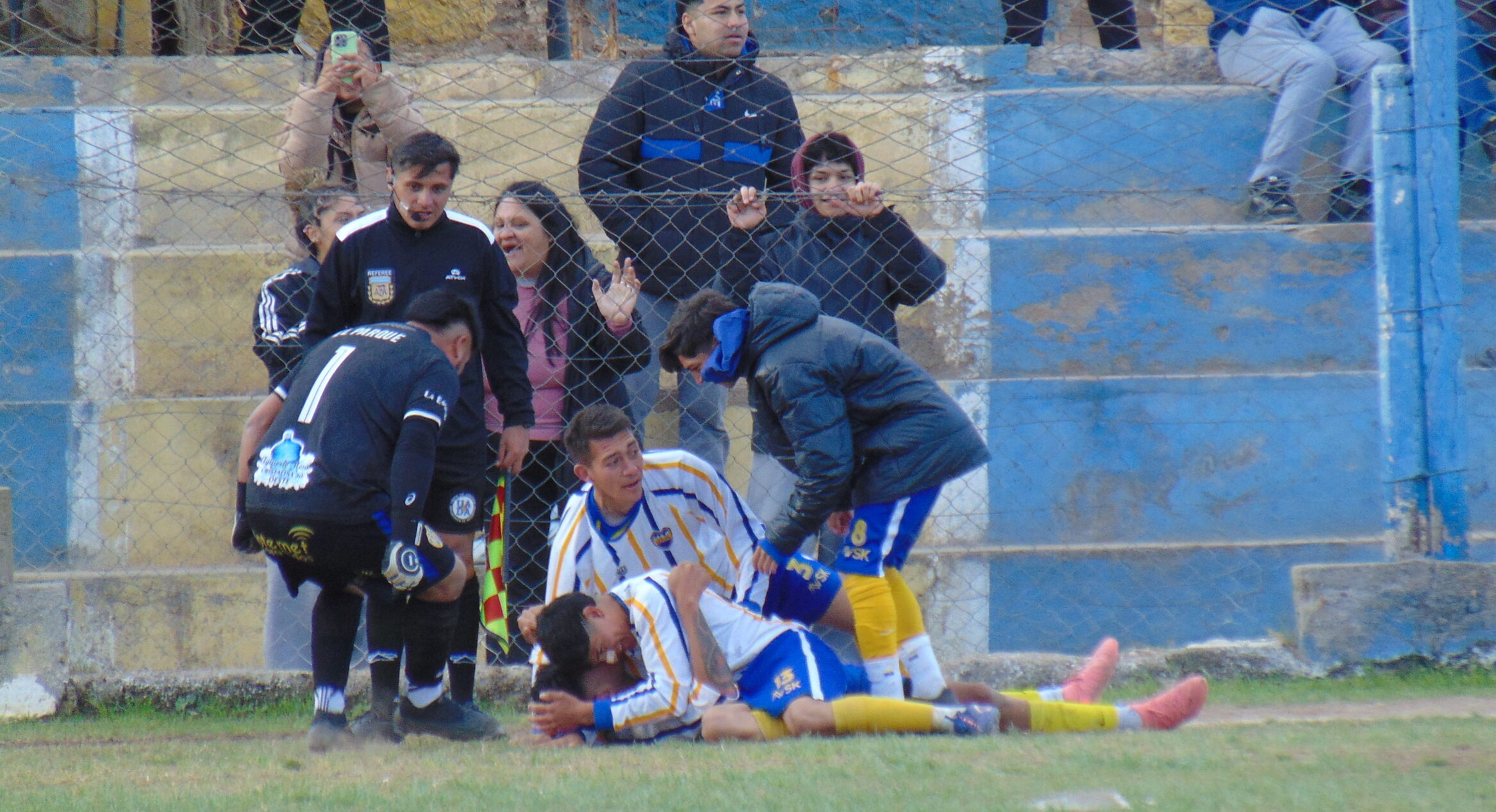 FÚTBOL LIGA – 17ª FECHA: CON UNA “BOMBA” EN EL FINAL, DEFE RESCATÓ UN PUNTO