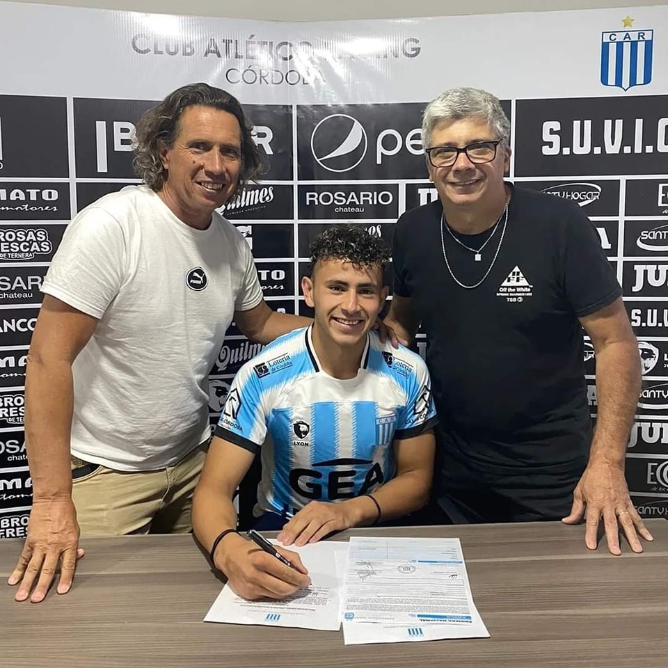 FÚTBOL NACIONAL: GONZALO ROBLES FIRMÓ SU PRIMER CONTRATO PROFESIONAL