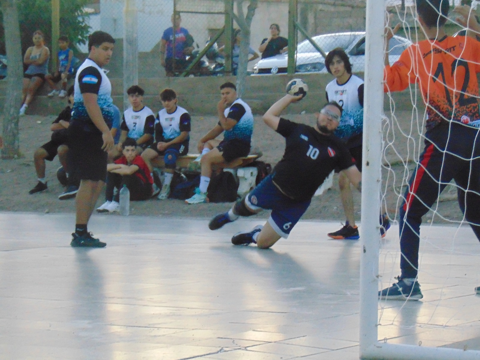 HANDBALL DE VERANO: EL ROJO EN VARONES, Y LAS GLADIADORAS EN DAMAS, GANARON LAS FINALES DE “IDA”