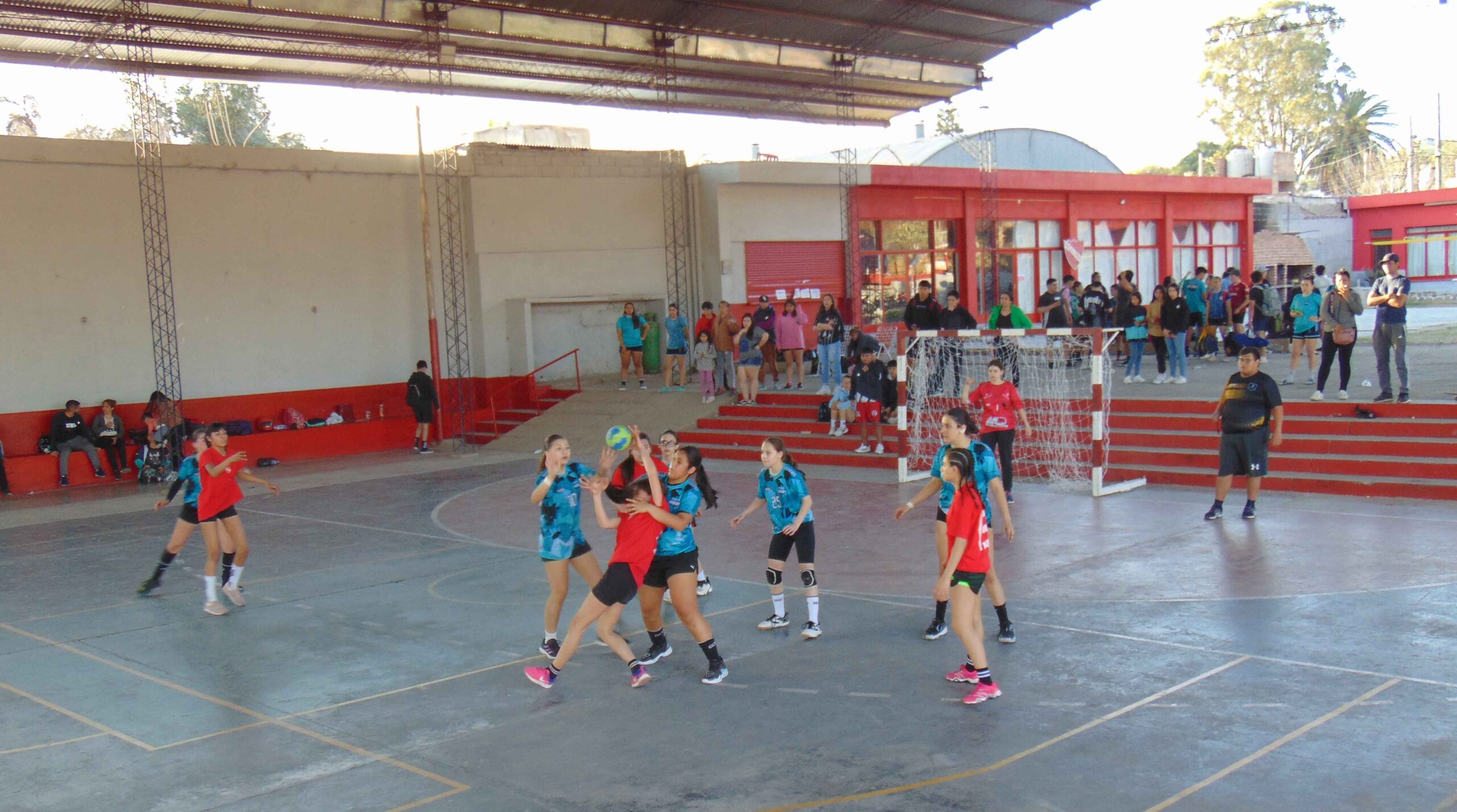 HANDBALL PROVINCIAL: EL ROJO EN CHILECITO RECIBIÓ A POLI MENEM, Y POLI VARGAS EN PRIMERA E INFERIORES