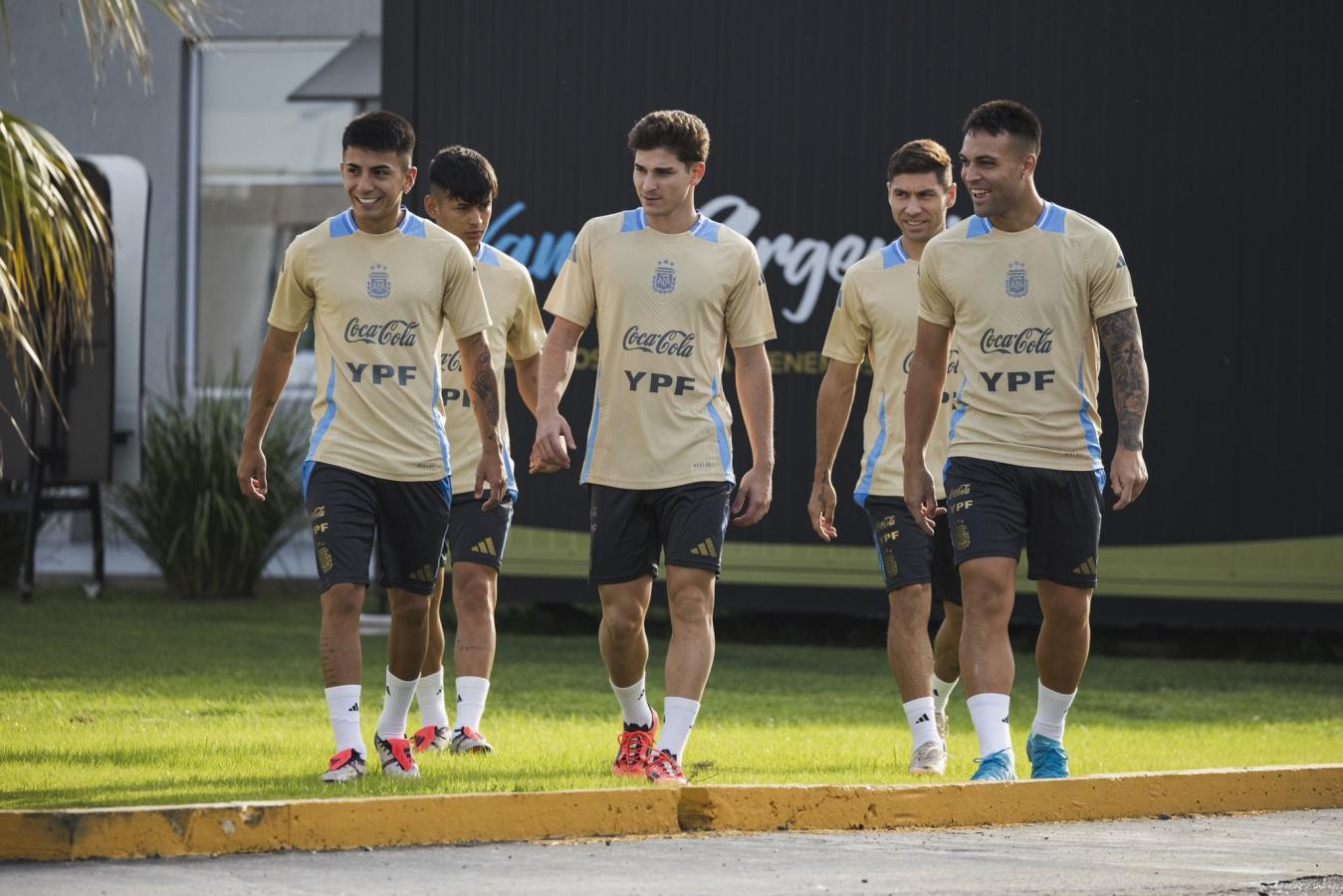 LA SELECCIÓN ENTRENA Y, PIENSA EN BOLIVIA