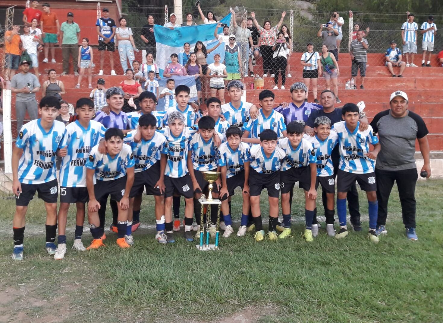 FÚTBOL DE INFERIORES: J.V.GONZÁLEZ LE GANÓ AL ROJO Y SE CORONÓ CAMPEÓN DE SEXTA DIVISIÓN