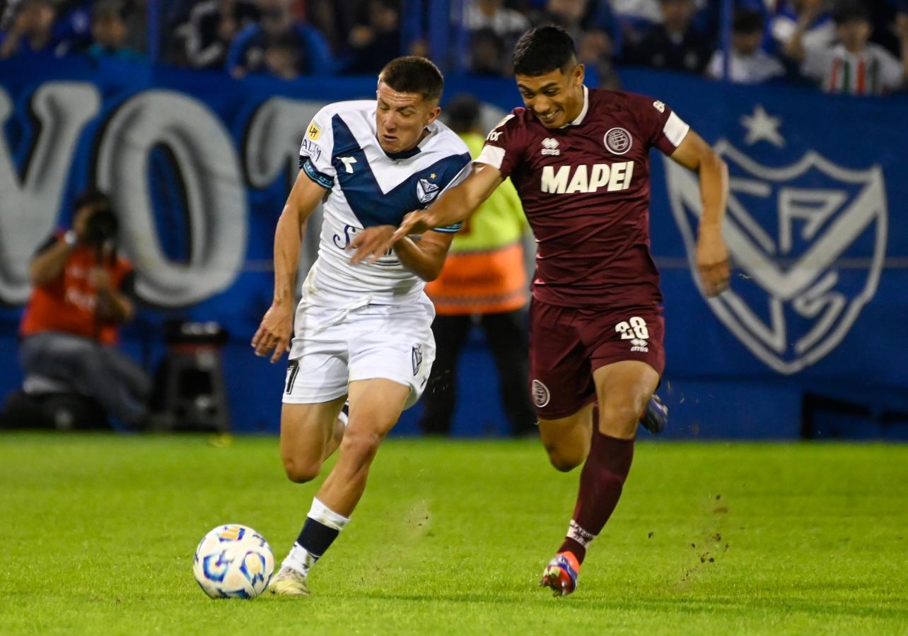 CON ARBITRAJE POLÉMICO, EL LÍDER VÉLEZ NO PUDO CON LANÚS, Y EL CAMPEONATO “ARDE”