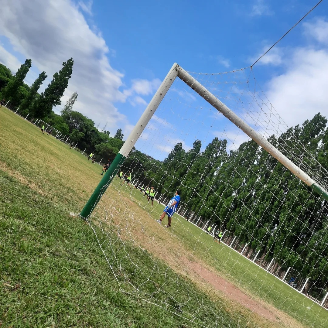 FÚTBOL – LIGA SAÑOGASTEÑA: EN PRIMERA, “CLÁSICO” NEWELL´S – INDEPENDIENTE Y OLIVERO ANTE CHACARITA