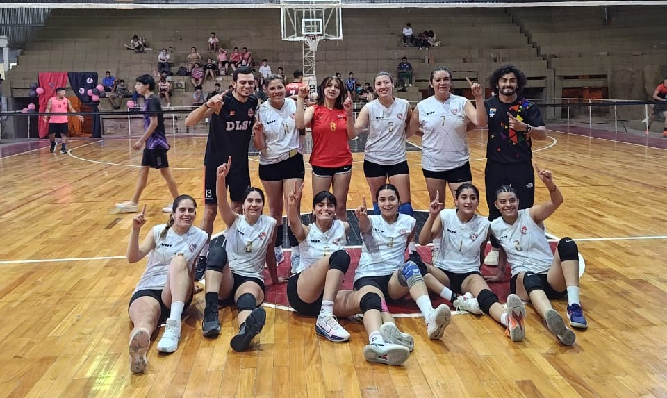 VOLEIBOL: LAS CHICAS DE INDEPENDIENTE SE CORONARON CAMPEONAS DEL AÑO