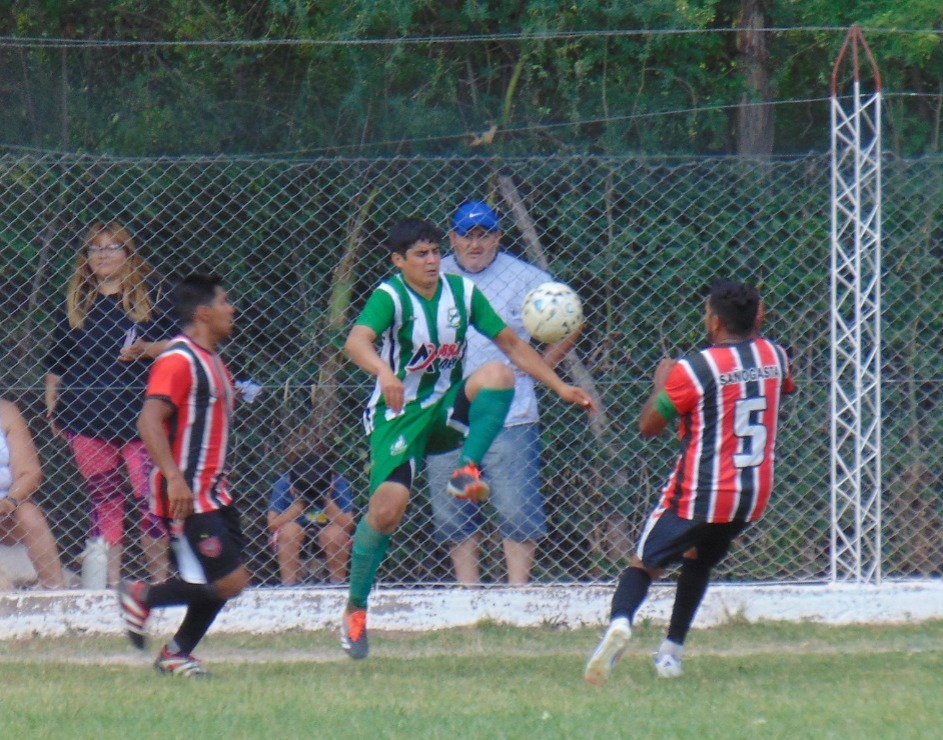 FÚTBOL – LIGA SAÑOGASTEÑA: OLIVERO TRIUNFÓ Y ES ÚNICO PUNTERO, Y EL “CLÁSICO” FUE ROJINEGRO EN CHUCUMA