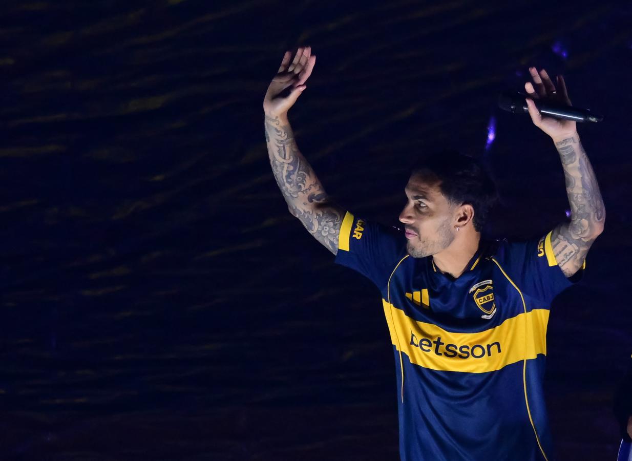 A CANCHA LLENA, LOS HINCHAS DE BOCA LE DIERON LA BIENVENIDA A LEANDRO PAREDES
