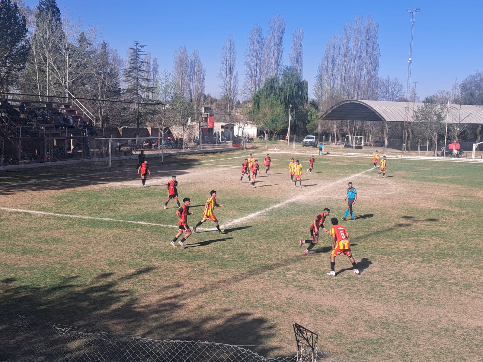 FÚTBOL – 16º FECHA: EL ROJINEGRO DE SAÑOGASTA GOLEÓ AL SANTO, Y “SUEÑA” CON LIGUILLA