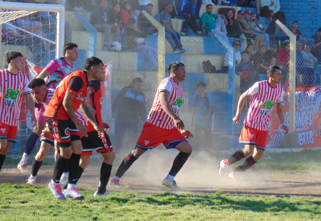 FÚTBOL – LIGA CHILECITEÑA: SEMIFINALES EN LOS SARMIENTOS Y ANGUINÁN