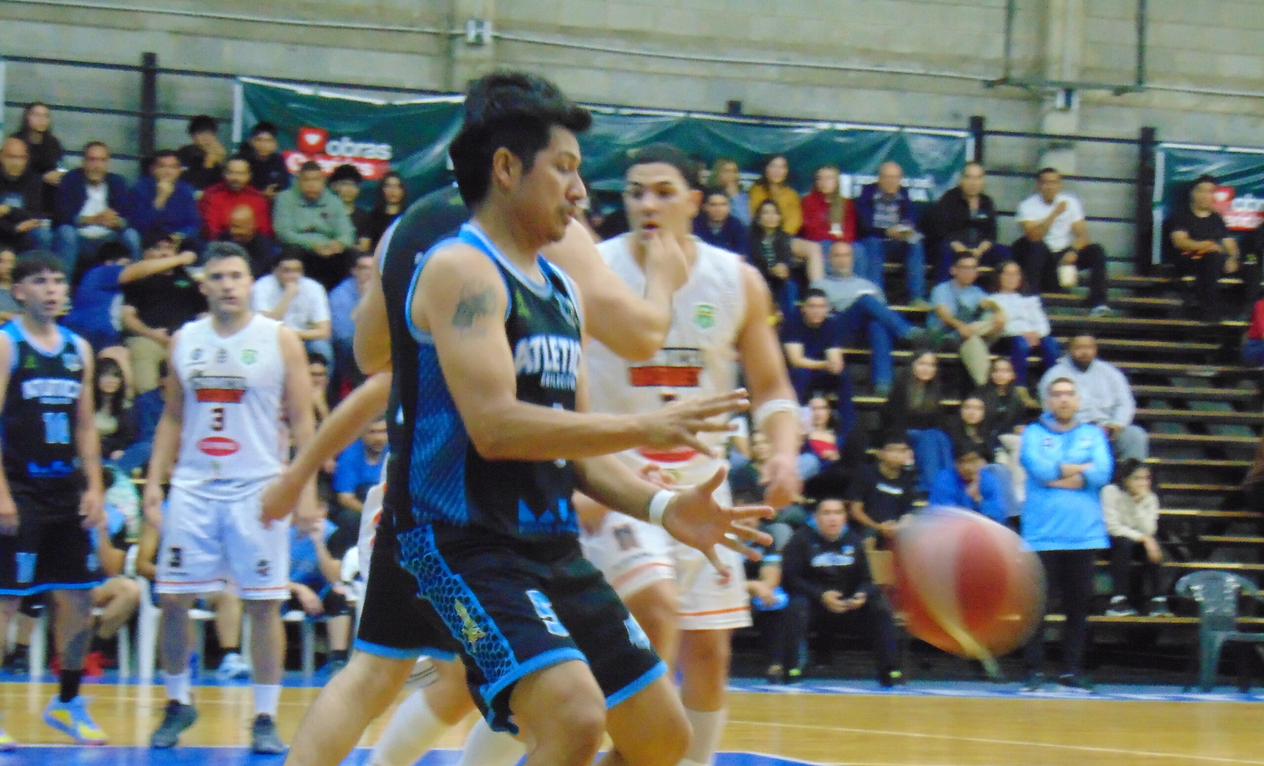 BÁSQUET: ESPECTACULAR TRIUNFO DE ATLÉTICO ANTE CHAMICAL BASKET, Y HAY TERCER JUEGO