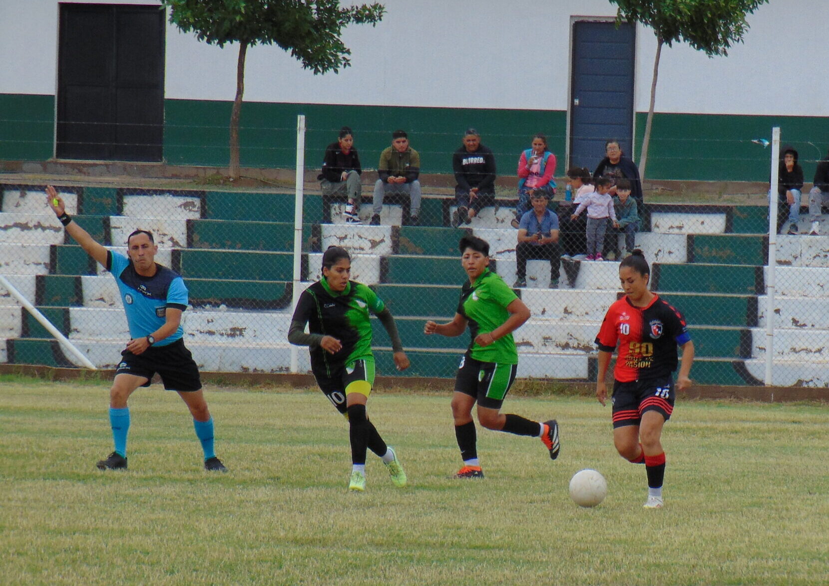 FÚTBOL FEMENINO – LIGA CHILECITEÑA: LA FINAL DE IDA, A MANO LOS CHUYOS Y NEWELL´S