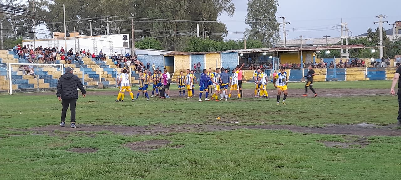 FÚTBOL SENIORS: POR LA LLUVIA, DISPUTA “PARCIAL” DE LOS CUARTOS DE FINAL DE LA DIVISIÓN “A”