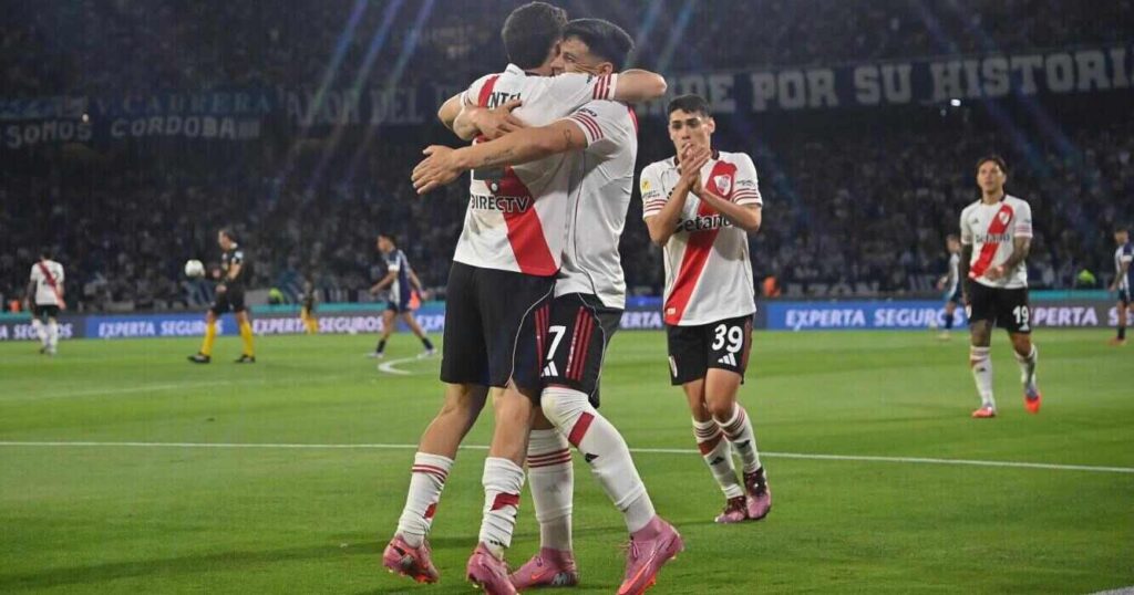 RIVER VISITA A BARRACAS EN LA PRIMERA DEL APERTURA