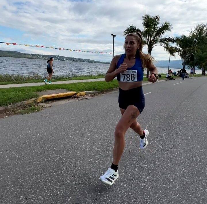 ATLETISMO: GABY ÁLAMO FUE SEXTA EN LA MEDIA MARTÓN DE CARLOS PAZ