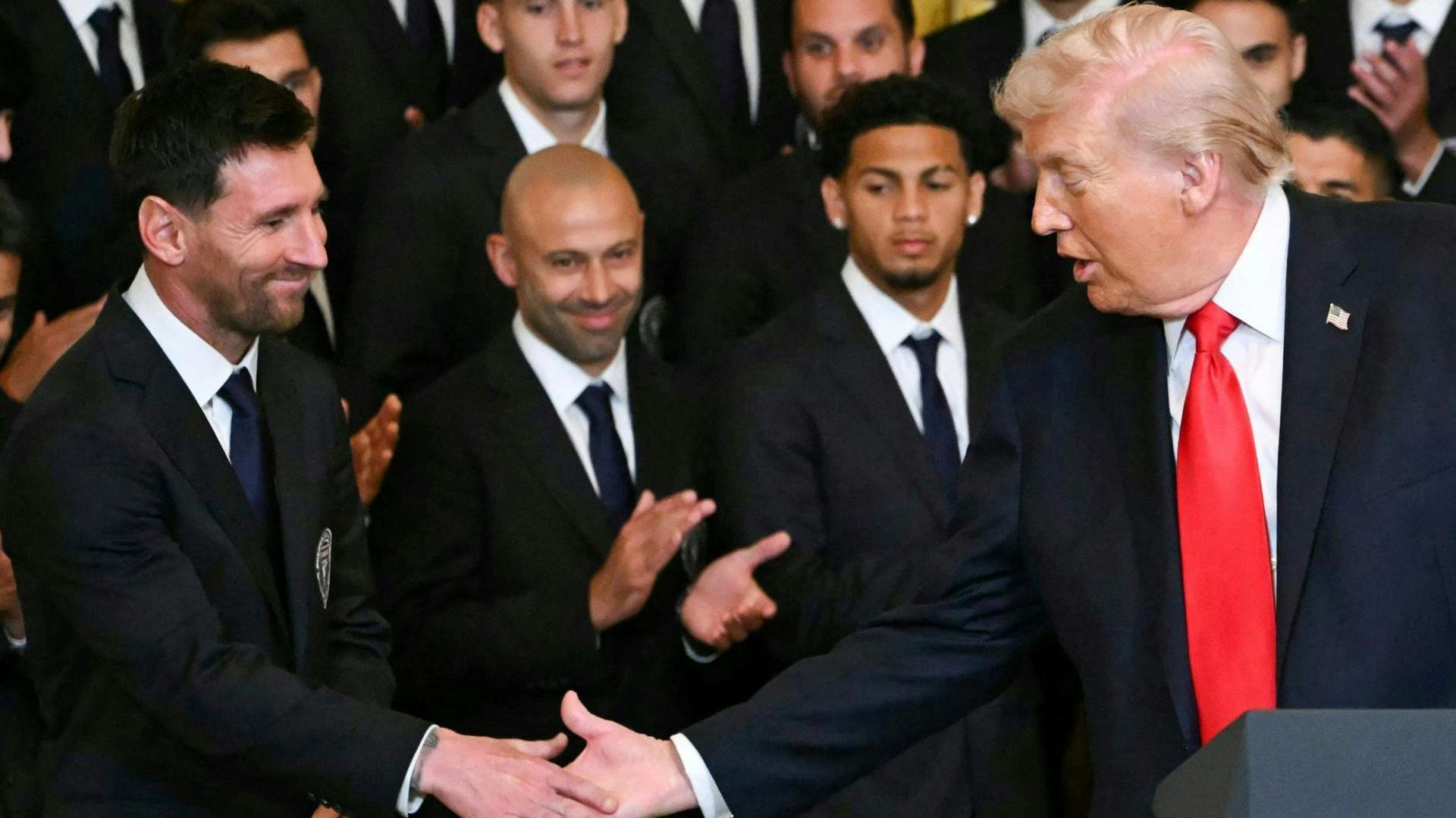 LA PRESENCIA DE MESSI JUNTO A TRUMP, Y EL “RUIDO” POLÍTICO EN MEDIO DE LA GUERRA