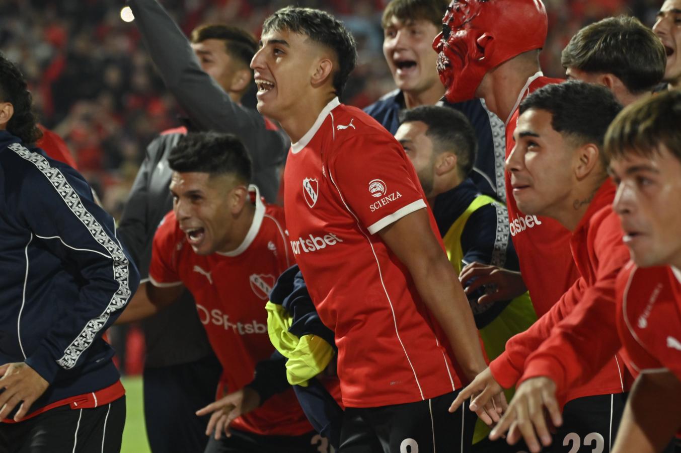EL ROJO FESTEJÓ ANTE RACING EN AVELLANEDA, LUEGO DE LA “CANCHEREADA” DE MARAVILLA