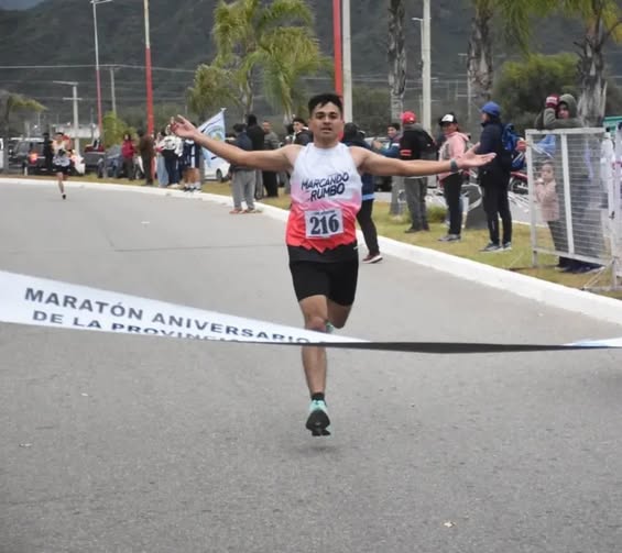 EN CAPITAL, FEDE LÓPEZ BORDONI SE LLEVÓ LA MARATÓN ANIVERSARIO DE LA POLICIA