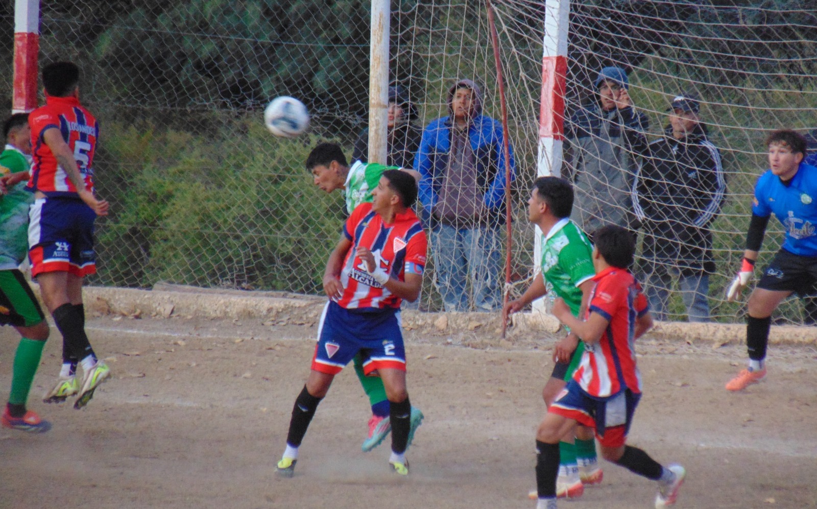 FÚTBOL LIGA – 6º FECHA: EN EL FINAL, EL VERDOLAGA SALVÓ EL INVICTO EN LOS SARMIENTOS