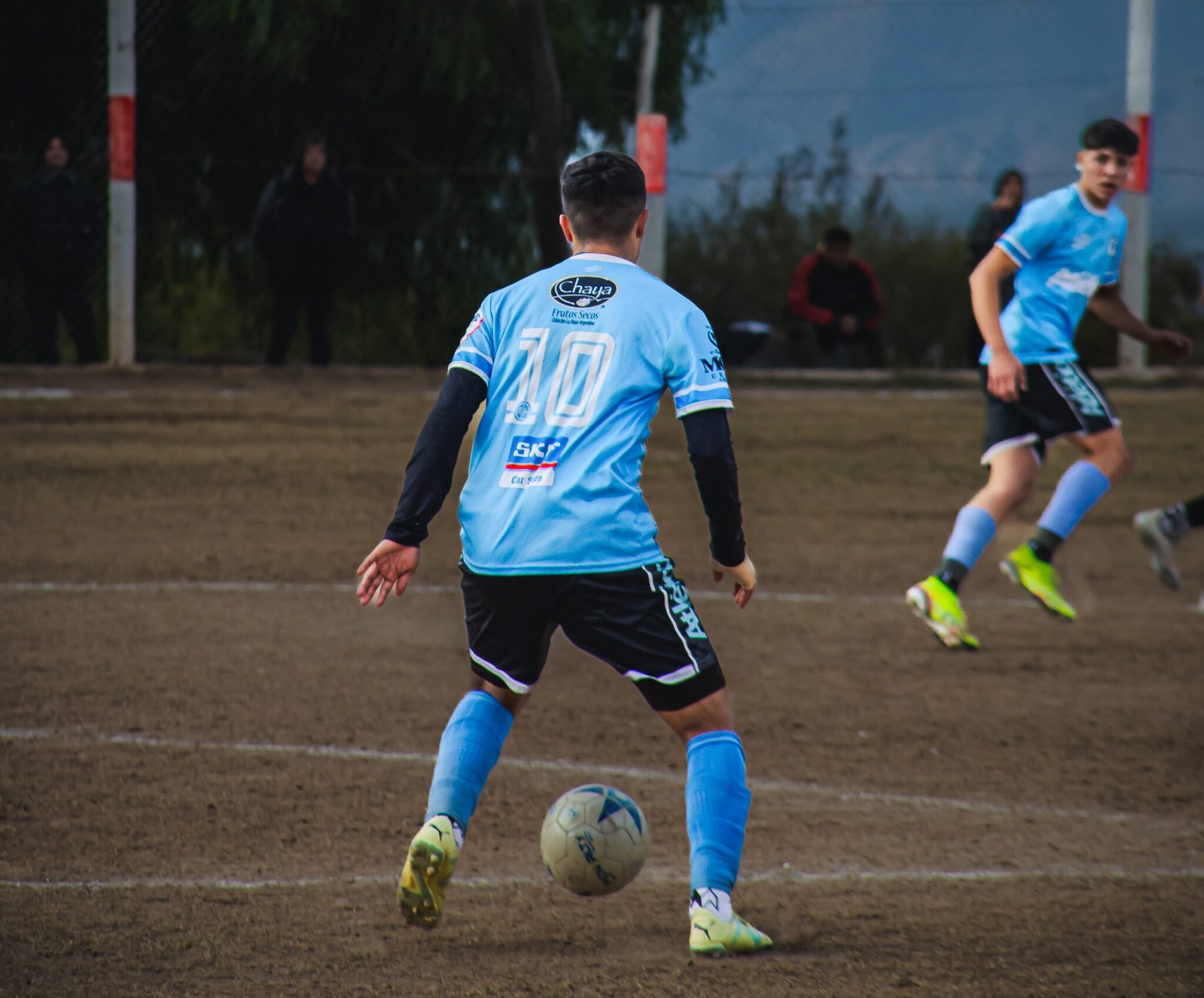 FÚTBOL –LIGA CHILECITEÑA: EL PUNTERO ATLÉTICO RECIBE AL SANTO DE VICHIGASTA