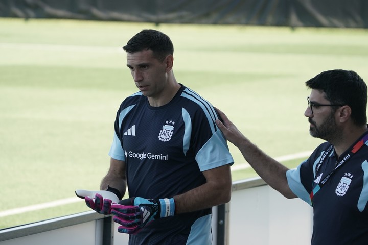 DIBU MARTINEZ SE RECUPERA, Y SERÁ TITULAR ANTE ARGELIA