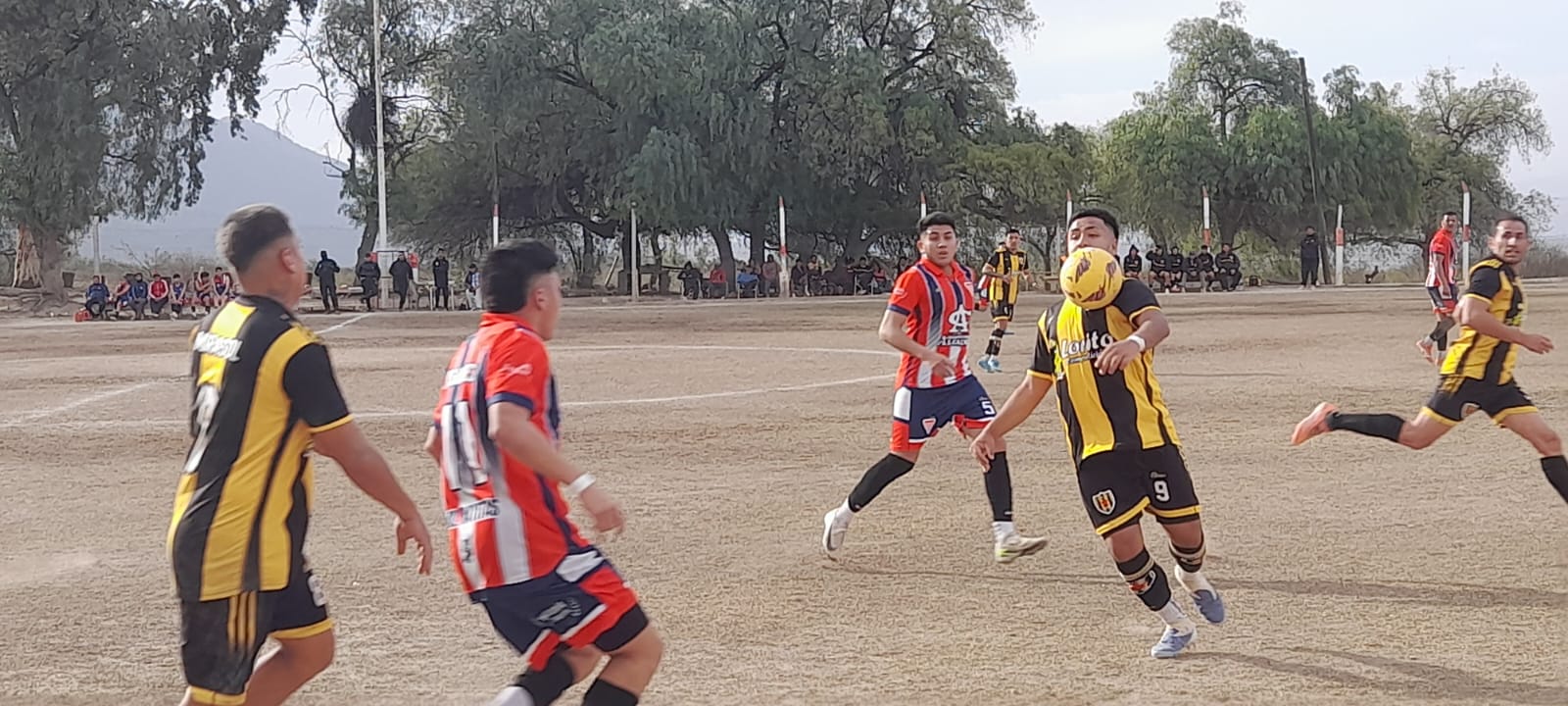 FÚTBOL LIGA – 10º FECHA: ESTRELLA ANOTÓ Y LO AGUANTÓ EN LOS SARMIENTOS
