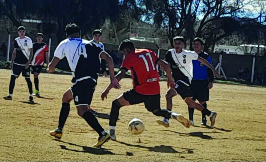 SAN VICIENTE, AHORA ÚNICO PUNTERO DEL FÚTBOL DE FAMATINA
