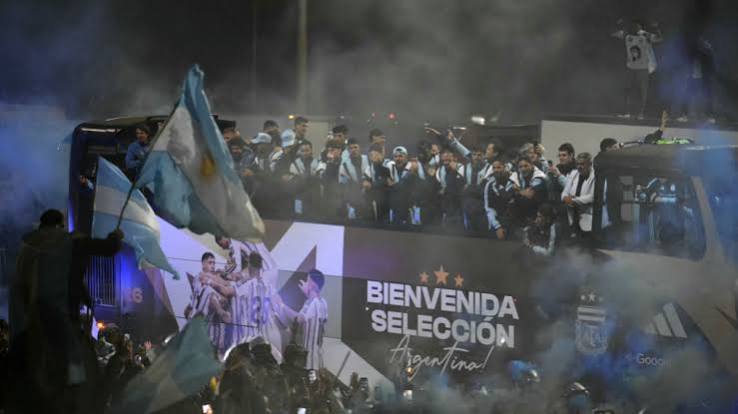 EMOTIVO RECIBIMIENTO: LA SELECCIÓN ARGENTINA ARRIBÓ AL PAÍS, TRAS EL SUBCAMPEONATO EN EL MUNDIAL