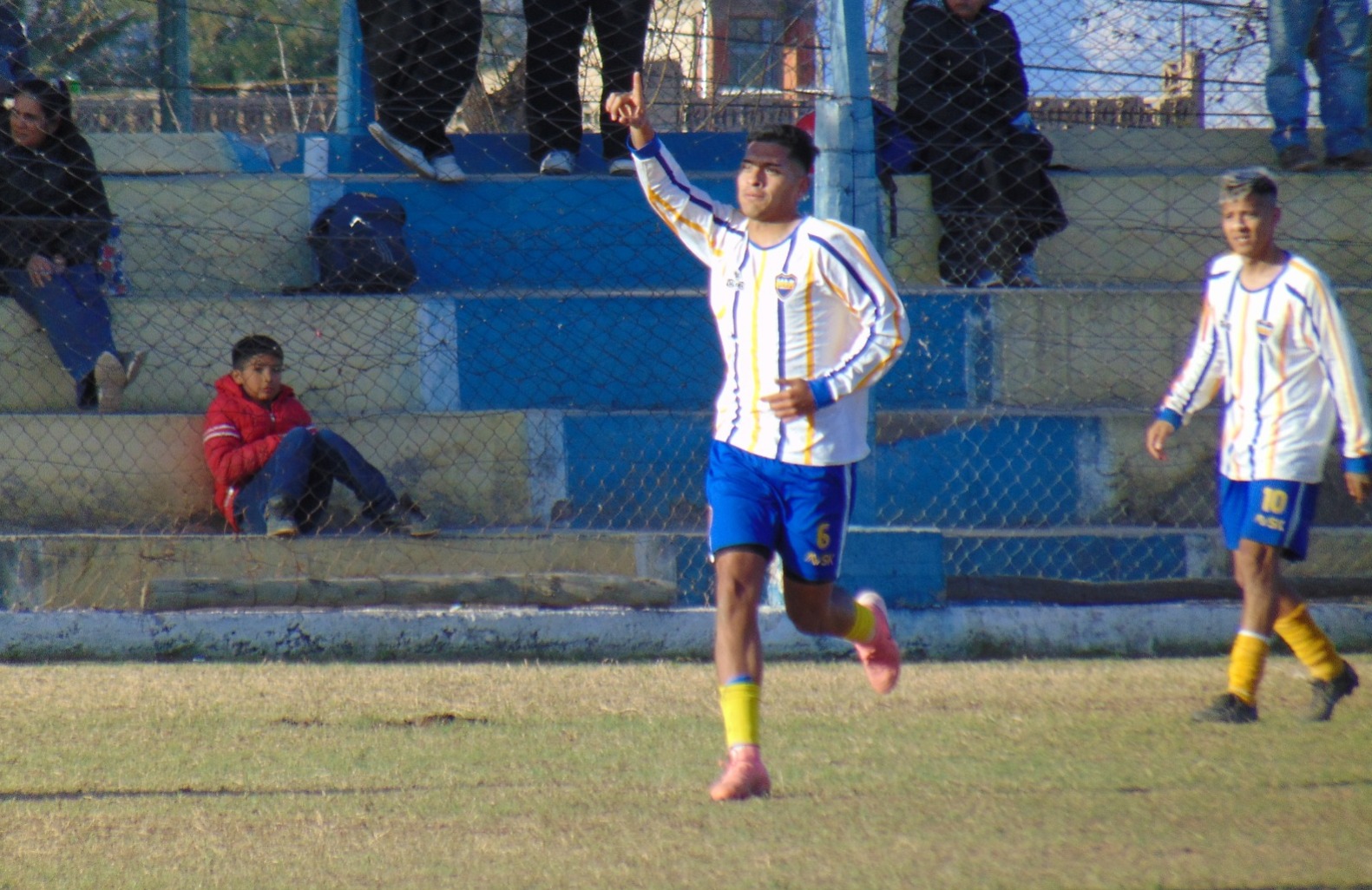 FÚTBOL  LIGA – 13º FECHA: EL “DEFE”  SE QUEDÓ CON EL INVICTO DE ANGUINÁN