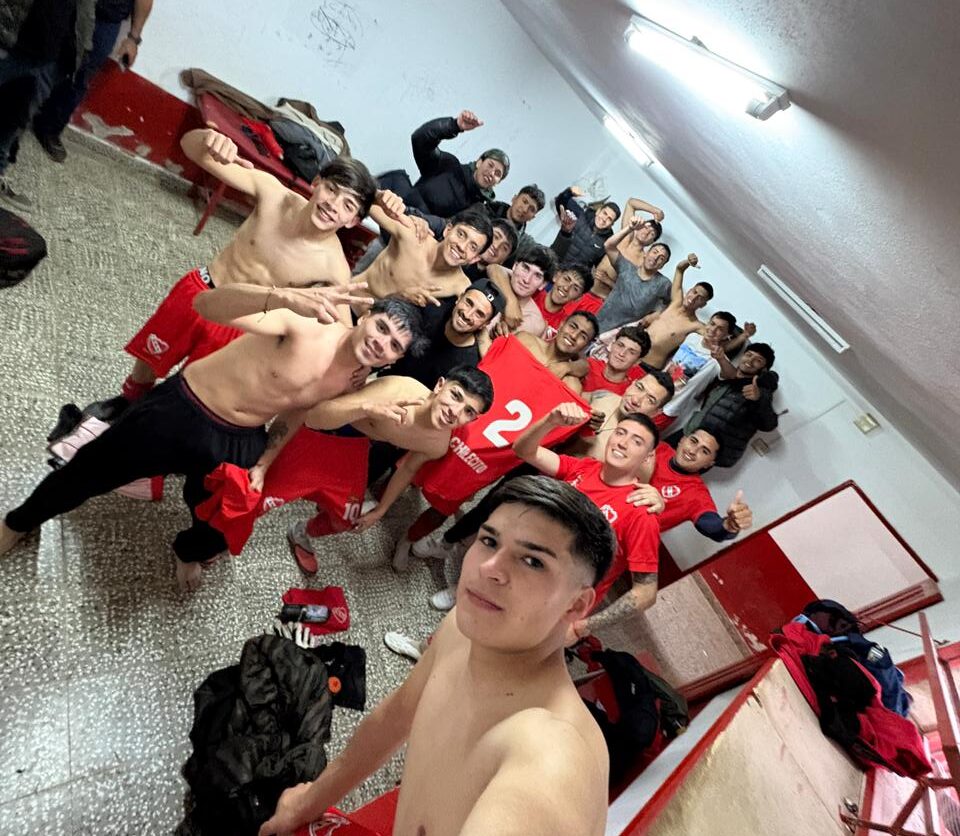 FÚTBOL LIGA – 16° FECHA: EL ROJO VENCIÓ A ESTRELLA,  Y SIGUE CON VIDA…