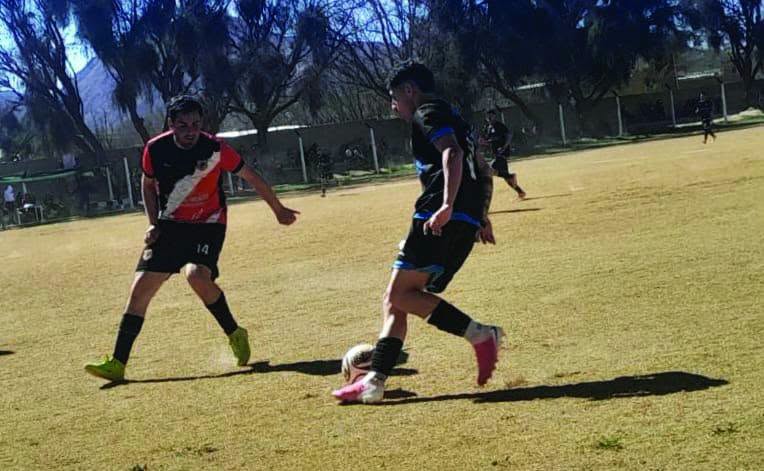 SAN VICENTE GOLEA Y SIGUE EN LA CIMA DE LA LIGA FAMATINENSE DE FÚTBOL