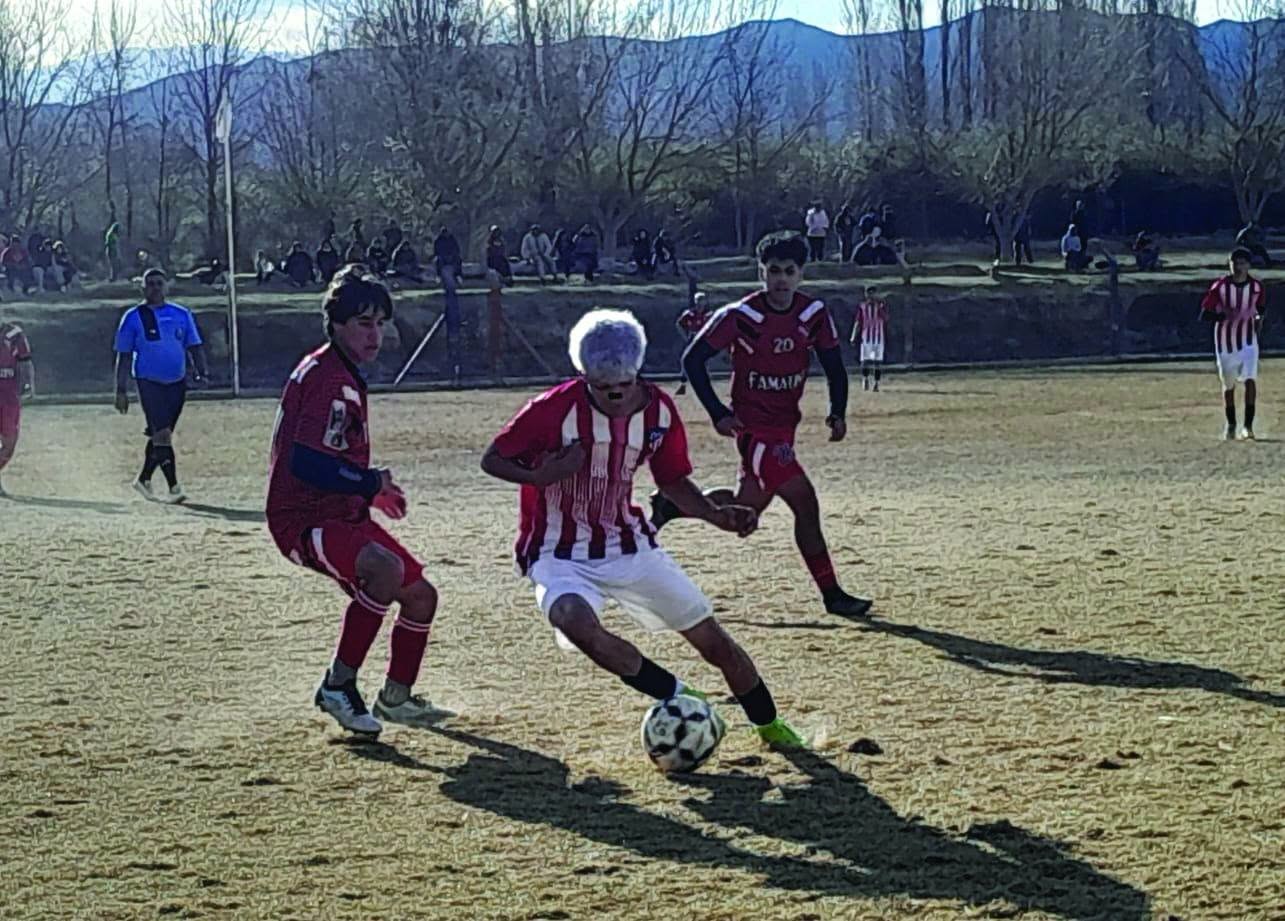 FÚTBOL DE FAMATINA: EL ROJO ES NUEVO LÍDER, TRAS LA  DERROTA DE SAN VICENTE