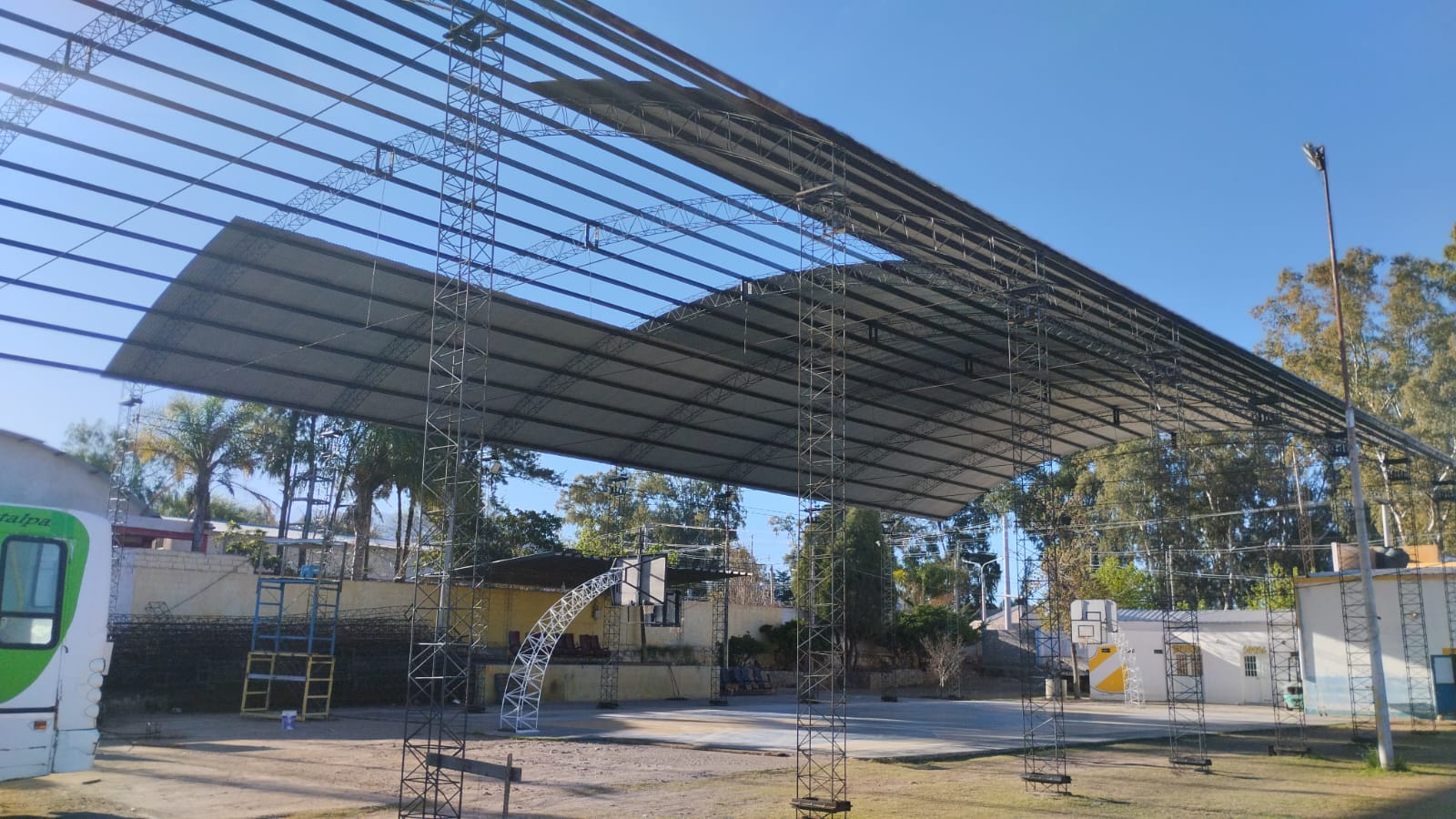 INSTALAN EL TINGLADO EN EL CLUB DEFENSORES DE LA PLATA