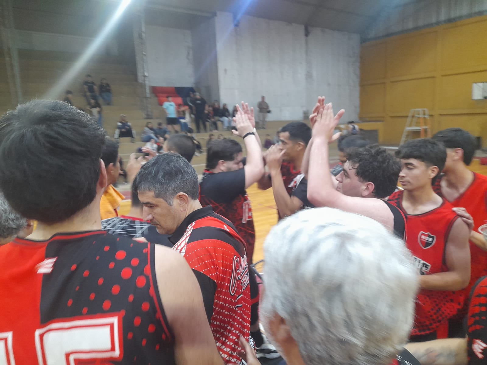 BÁSQUET: CON GOLEADA EN CASA, NEWELL´S SE DESPIDIÓ DEL PROVINCIAL