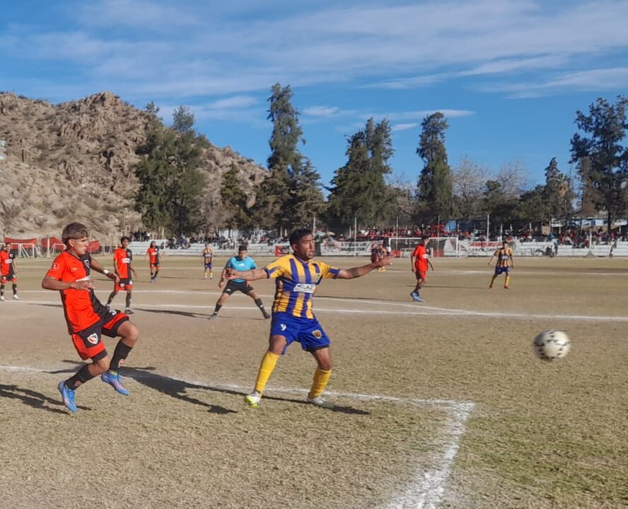 FÚTBOL CHILECITEÑO: ESTE LUNES, NEWELL´S – DEFENSORES, EL “CLÁSICO” QUE CIERRE LA IDA DE CUARTOS