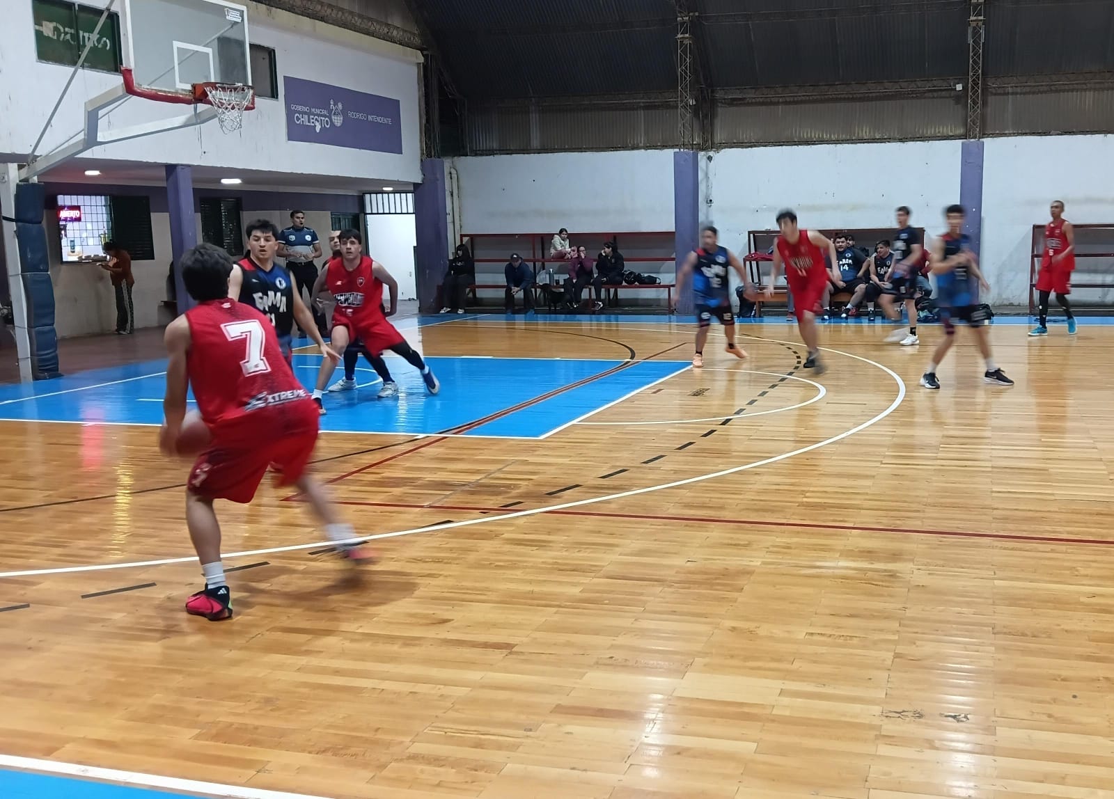 BÁSQUET CHILECITEÑO: GOLEADA DE LA VIEJA ESCUELA, Y TRIUNFO DE NEWELL´S