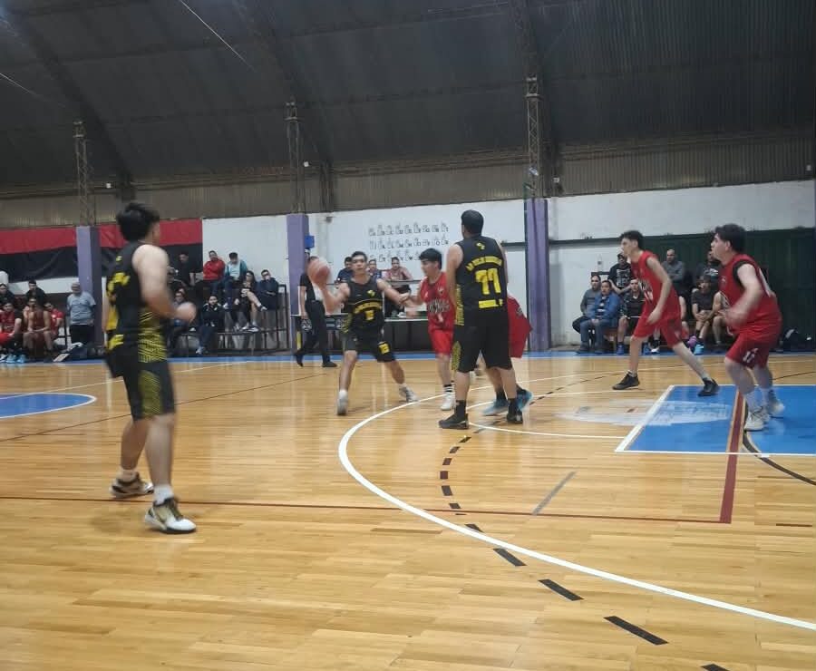 BÁSQUET CHILECITEÑO: ¡PARTIDAZO, LA VIEJA ESCUELA VENCIÓ 79-78 A NEWELL´S !